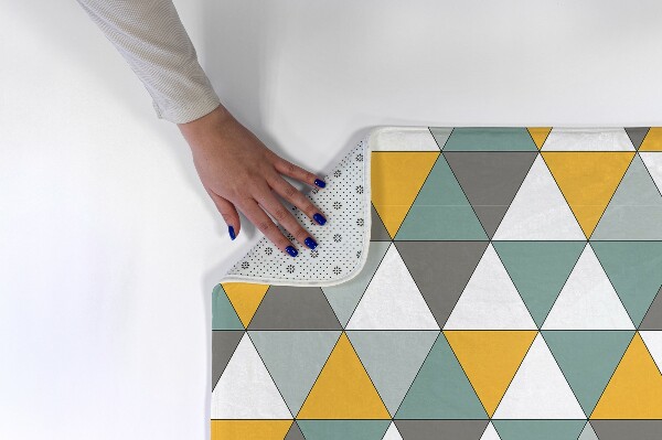 Rug Triangular geometric pattern