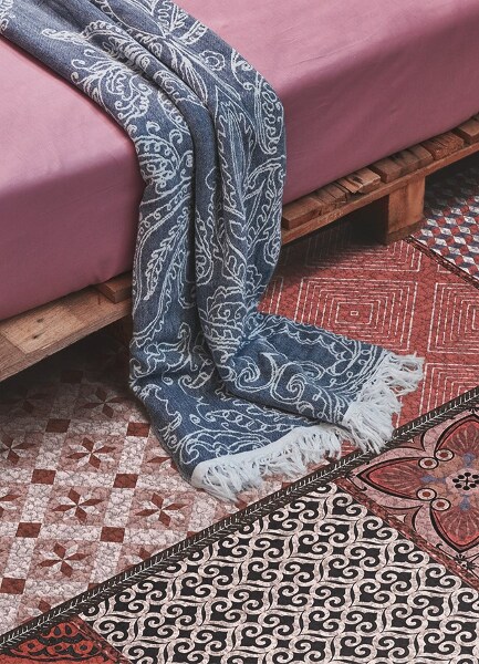 Universal vinyl rug A mix of styles