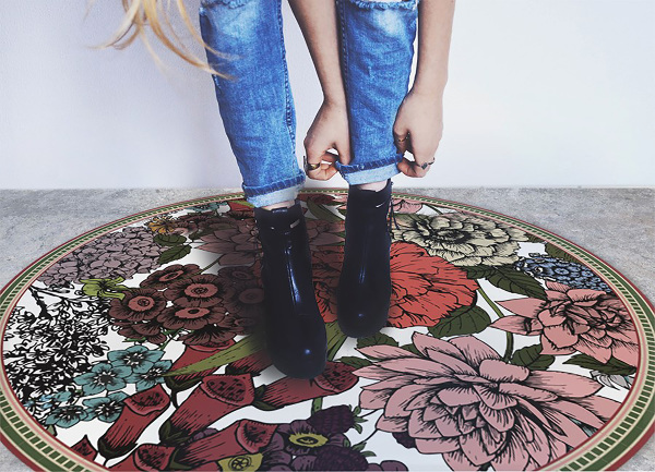 Round vinyl rug a variety of flowers