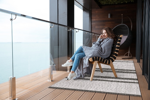 Modern balcony rug Gray lines