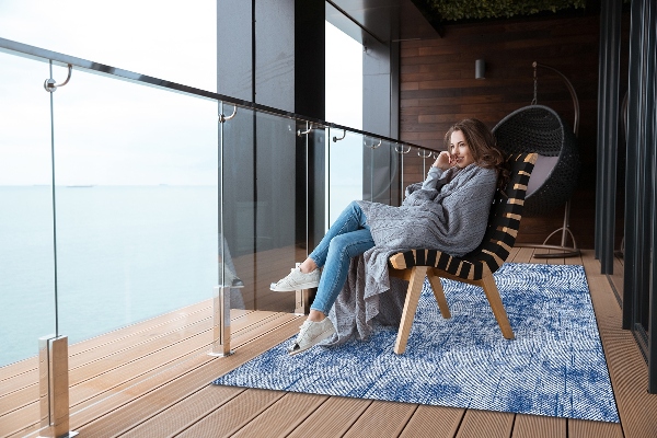 Outdoor mat for patio blue spots
