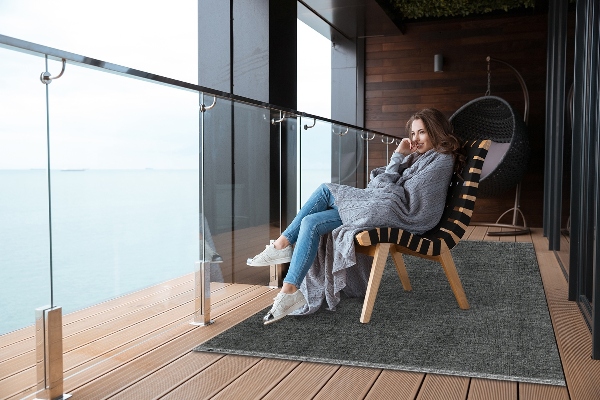 Modern balcony rug dark stone
