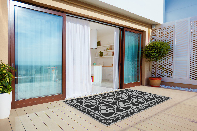 Modern balcony rug Celtic pattern