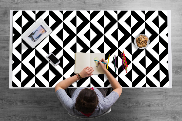 Desk mat geometric illusion