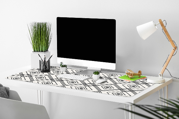 Desk mat geometric illusion