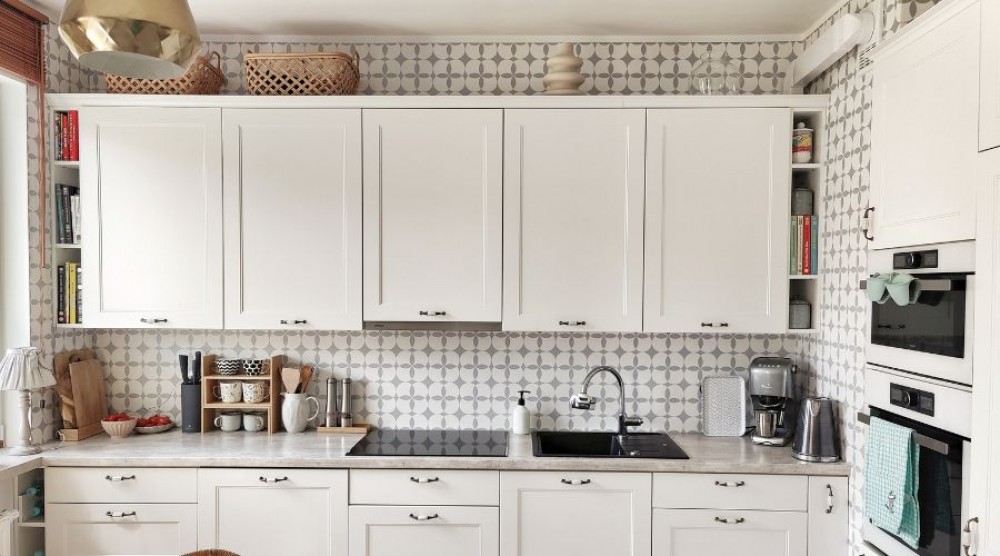 Installation of self-adhesive vinyl tiles