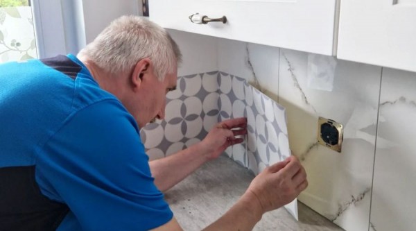 Revamp your space: easy tips on how to cover old tiles on the wall